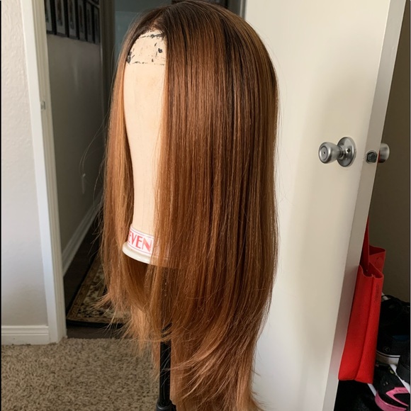 Lace front wig with melted hairline - Picture 5 of 10